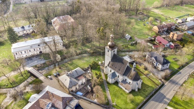 Zámecký areál a Bravantice pohledem dronu